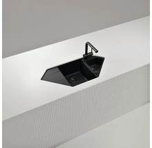 Schwarzes Spülbecken mit Wasserhahn in einer modernen Küche