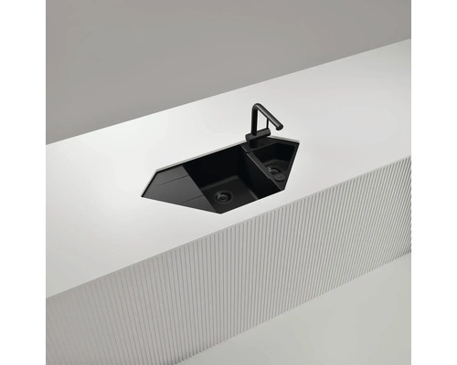 Schwarzes Spülbecken mit Wasserhahn in einer modernen Küche