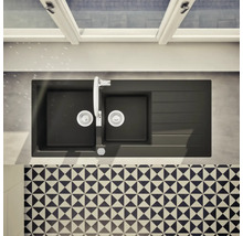 Vue de dessus d''un évier double noir avec égouttoir et un robinet en acier inoxydable