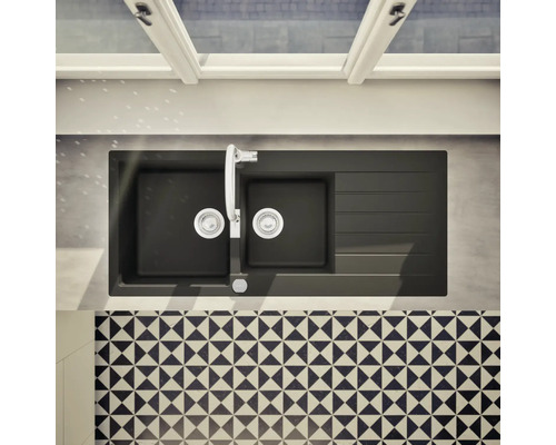 Vue de dessus d''un évier double noir avec égouttoir et un robinet en acier inoxydable