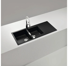 Évier de cuisine noir avec deux bacs, égouttoir et robinet sur un plan de travail