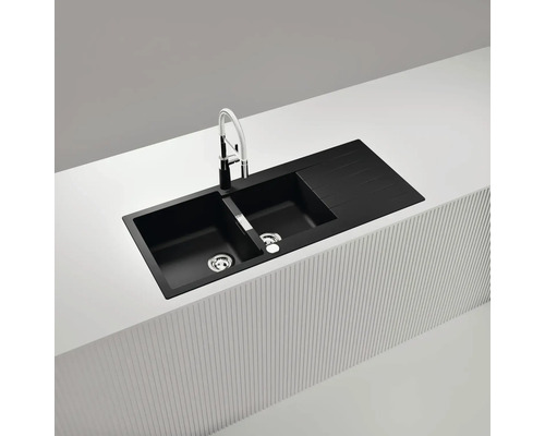 Évier de cuisine noir avec deux bacs, égouttoir et robinet sur un plan de travail