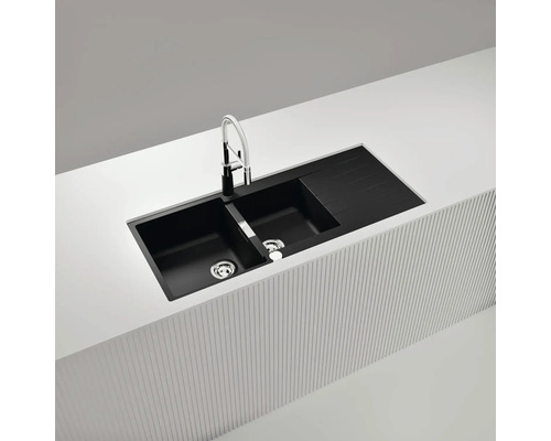 Évier double noir avec égouttoir et robinet dans un îlot de cuisine clair.