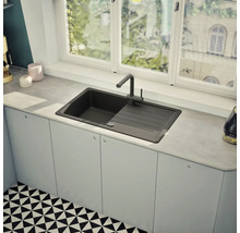 Küchenszene mit Spüle und Armatur vor Fenster