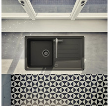 Draufsicht auf eine graue Küchenspüle mit Abtropffläche und Hahn