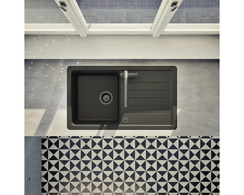 Draufsicht auf eine graue Küchenspüle mit Abtropffläche und Hahn