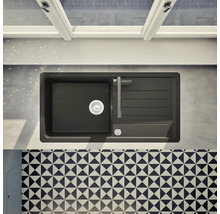 Schwarzes Küchenspülbecken mit Abtropffläche und Armatur, Draufsicht