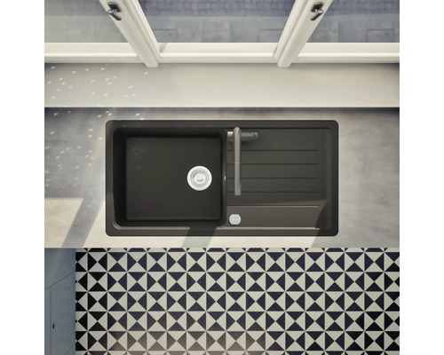 Schwarzes Küchenspülbecken mit Abtropffläche und Armatur, Draufsicht