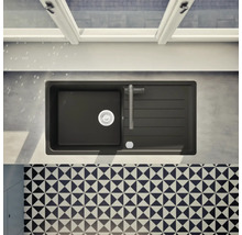 Draufsicht auf eine schwarze Küchenspüle mit Abtropffläche, Armatur und Abfluss