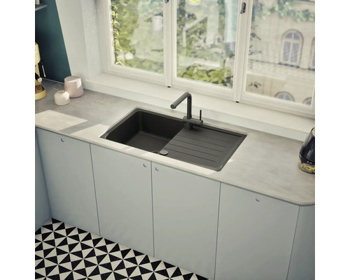 Küchenspüle mit Abtropffläche und Armatur unter Fenster