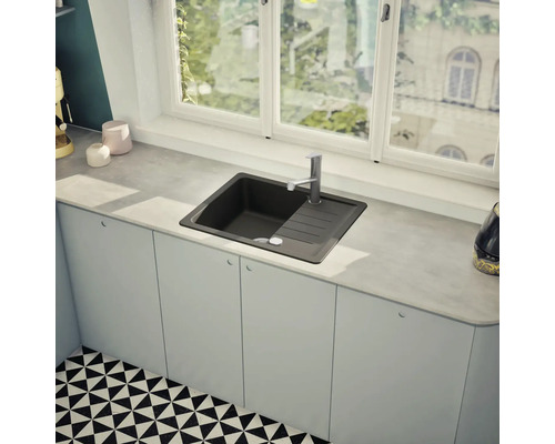 Spüle aus Verbundwerkstoff mit Abtropffläche und Armatur auf einer Küchentheke