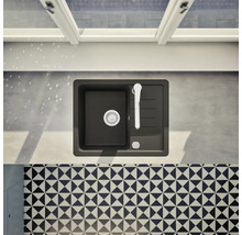 Ansicht von oben auf eine schwarze Spüle mit Abtropffläche und Armatur in einer modernen Küche