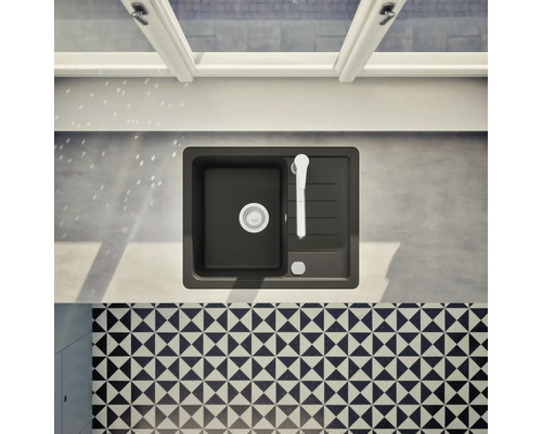 Ansicht von oben auf eine schwarze Spüle mit Abtropffläche und Armatur in einer modernen Küche