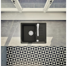 Draufsicht auf eine schwarze Küchenspüle mit Armatur und Abtropffläche