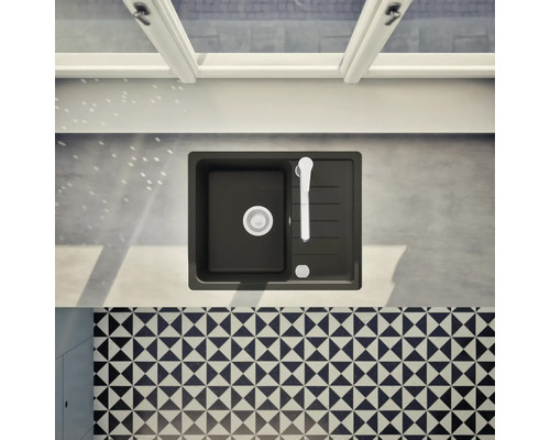 Draufsicht auf eine schwarze Küchenspüle mit Armatur und Abtropffläche