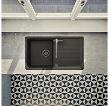 Draufsicht auf eine schwarze Küchenspüle mit Abtropffläche und einem Hahn