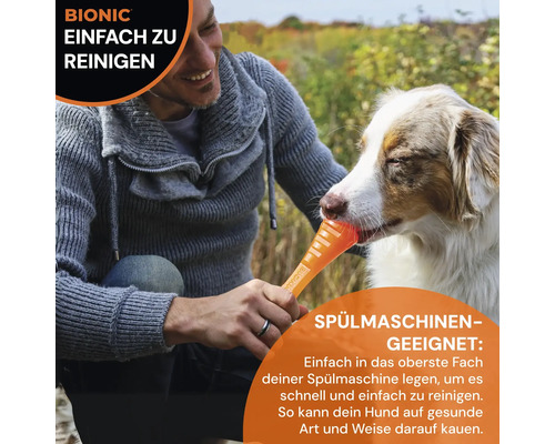 Mann gibt Hund Bionic-Spielzeug zum Kauen