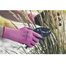 Jardinage avec un sécateur et des gants de jardinage