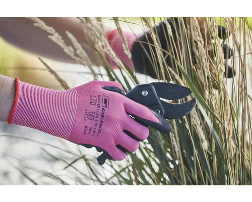 Jardinage avec un sécateur et des gants de jardinage