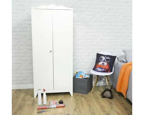 Chambre d''enfant avec armoire blanche, chaise et jouets