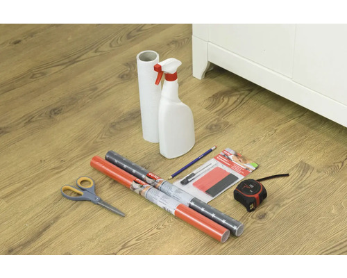 Outils et films pour la rénovation de meubles sur le sol.