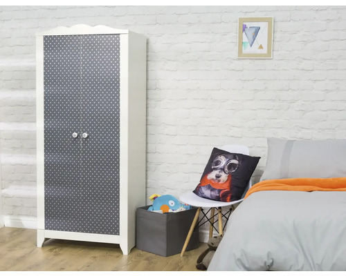 Chambre d''enfant avec armoire, lit et décoration