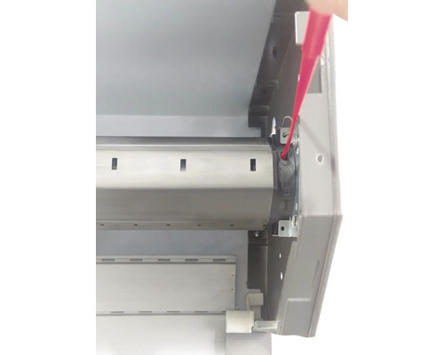 Vue détaillée d''un volet roulant lors de l''installation avec un outil.