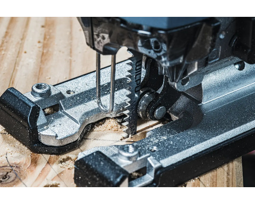 Nahaufnahme einer Stichsäge beim Schneiden von Holz.