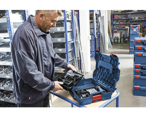 Mann ordnet Akku-Bohrschrauber in Werkzeugkoffer ein