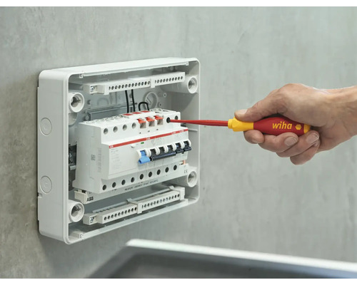 Installation d''un boîtier de fusibles avec un tournevis Wiha