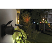 Prise extérieure avec fiche branchée dans le jardin