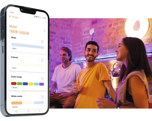 Smartphone mit App zur Steuerung von farbiger Beleuchtung in einer Bar mit mehreren Personen