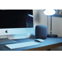 Schreibtischszene mit Computer, Lautsprecher, Tastatur, Maus und Lampe