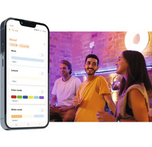 Szene mit einer Smartphone-App zur Steuerung der Beleuchtung in einem Raum mit Personen