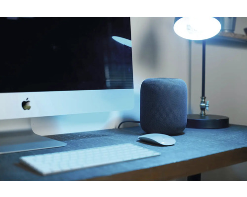 Arbeitsplatz mit Computer, Lautsprecher und Lampe