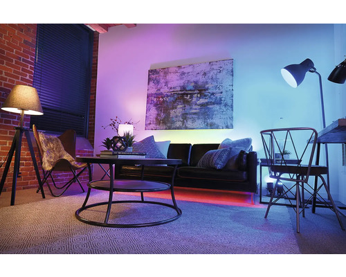 Wohnzimmer mit Sofa, Couchtisch, Stehlampe und Wandkunst für eine gemütliche Atmosphäre