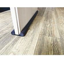 Türdichtung am unteren Ende einer Tür auf Holzboden