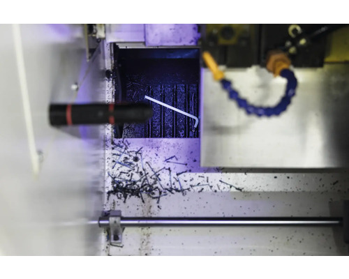 Einblick in eine Werkzeugmaschine mit einem einzelnen Inbusschlüssel