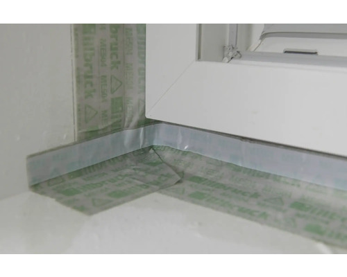 Vue détaillée d''un joint de fenêtre avec ruban d''étanchéité