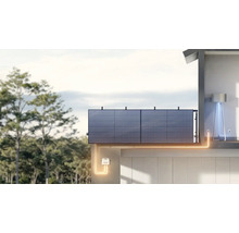 Installation von Solarmodulen auf einem Hausdach zur Stromerzeugung