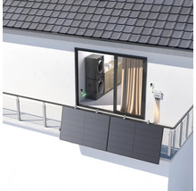 Hausfassade mit installierter Balkon Solaranlage