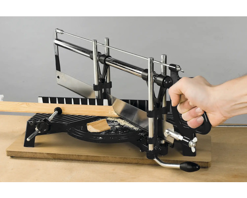 Scie à onglet coupant une pièce de bois