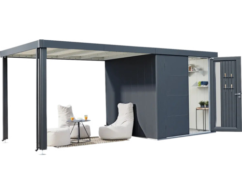 Coin salon couvert avec abri de jardin et mobilier de salon.