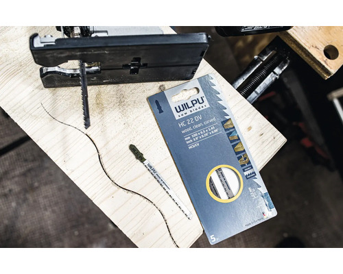 Lames de scie sauteuse Wilpu HC 22 DV avec scie sauteuse sur planche de bois