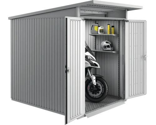 Abri de jardin métallique avec portes ouvertes, moto, étagères et accessoires