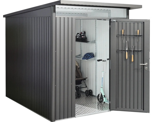 Metall Gerätehaus mit geöffneter Tür und Gartengeräten