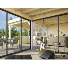 Sauna de jardin lumineuse avec vue sur la terrasse, barbecue et coin musique