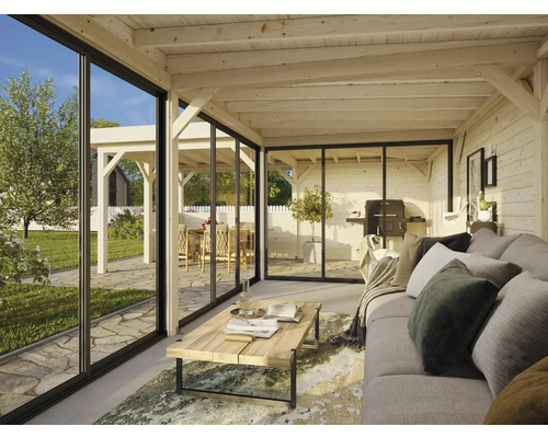 Salon lumineux avec plafond en bois, façade en verre et vue sur le jardin avec barbecue