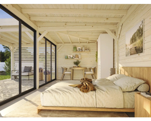 Maison en bois clair avec coin chambre, coin repas et coin salon extérieur
