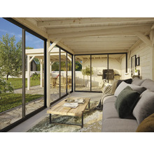 Terrasse en bois clair avec portes coulissantes en verre, mobilier de jardin et espace barbecue